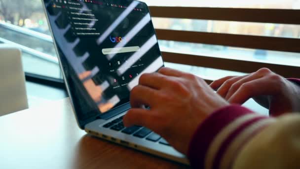 Närbild av maskinskrivning manliga händer. Närbild av manliga händer använder laptop på kontoret, mans händer att skriva på laptop tangentbord i inre. — Stockvideo