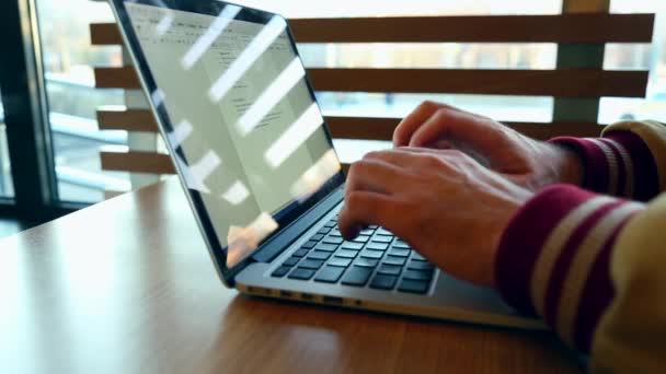 Nahaufnahme des Tippens männlicher Hände. Nahaufnahme von Männerhänden mit Laptop im Büro, Männerhände tippen auf Laptop-Tastatur im Innenraum. — Stockvideo