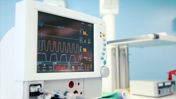 Digitale hartmonitor voorlezen sluiten met graphing lijnen en nummers weergegeven van de patiënt wordt gemeten. — Stockvideo
