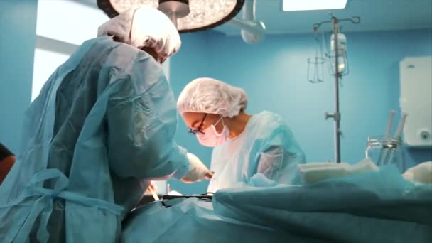 Chirurgo al lavoro. un team di chirurghi professionisti esegue un intervento chirurgico sul paziente. Una vera sala operatoria. Concetto medico. primo piano . — Video Stock