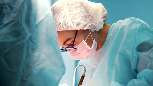 Chirurg portrét zblízka. — Stock video