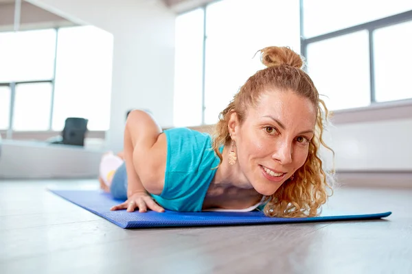 Spor salonunda sıkılmış atletik çekici kadın. Eğitim kavramı, spor, egzersiz işlemi — Stok fotoğraf