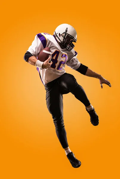 Jugador de fútbol americano en acción. Salto de altura del jugador de fútbol americano — Foto de Stock