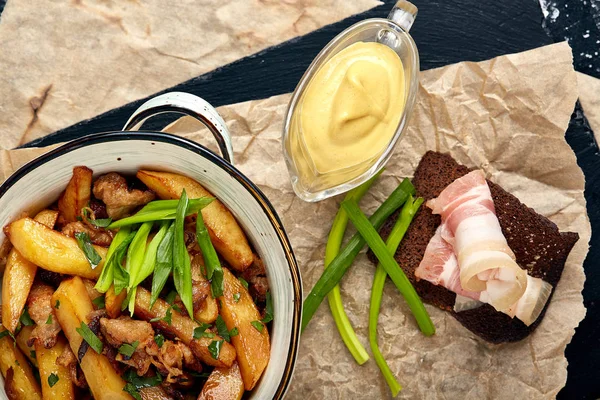 Жареный картофель с травами, как вид сверху в сковороде чугунная чугунная — стоковое фото