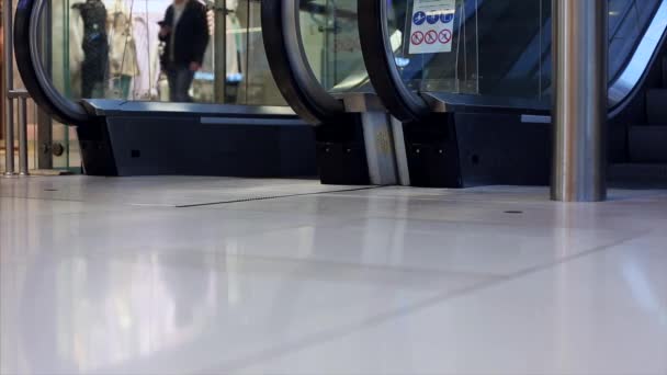 Close-up de escada rolante de trabalho no centro comercial. Escadaria moderna em um grande centro comercial. Escada rolante na loja de departamento . — Vídeo de Stock