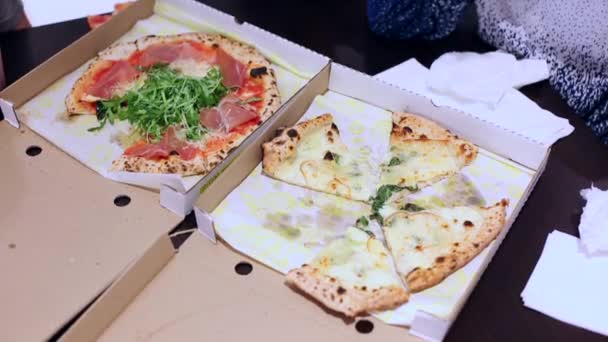 Grupo de trabalho em equipe pessoas de amigos com comer conceito caixa de pizza. as mãos humanas tomam partes da pizza italiana de uma caixa aberta de estilo de vida. serviço de entrega de fast food pizza — Vídeo de Stock