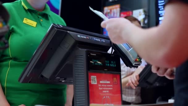 APRL, 2019 MOSCOW, RUSSIA: Cashier with customer paying. Payment in cash at the checkout. Payment bills at the checkout at McDonalds. — Stock Video