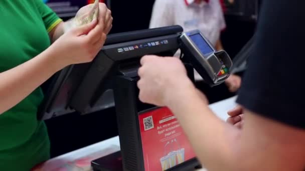 APRL 12, 2019 MOSCOW, RUSSIA: Cashier with customer paying. Payment in cash at the checkout. Payment bills at the checkout at McDonalds. — Stock Video