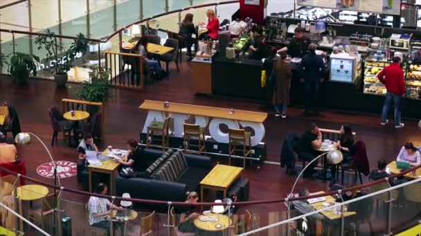 ABRL 12, 2019 MOSCÚ, RUSIA: Cafetería en el centro comercial, personas relajadas tomando café, comiendo bocadillos . — Vídeo de stock