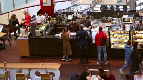 ABRL 12, 2019 MOSCÚ, RUSIA: Cafetería en el centro comercial, personas relajadas tomando café, comiendo bocadillos . — Vídeo de stock