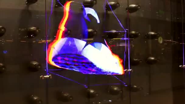 ABRIL, 2019 MOSCOW, RUSSIA: vitrine com neon 3D publicidade sapatos de esportes — Vídeo de Stock