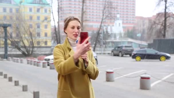 Bella reporter ragazza trasmette durante una nevicata e prende selfie. Novità concettuali, maltempo. Il giornalista trasmette in strada . — Video Stock