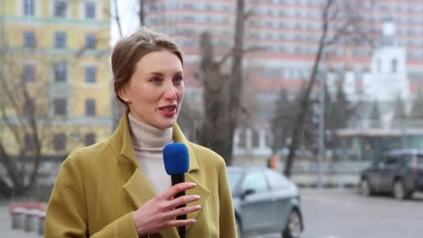 Beautiful girl reporter broadcasts — Stock Video