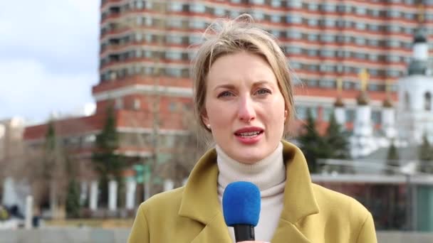 Belle fille journaliste diffuse — Video