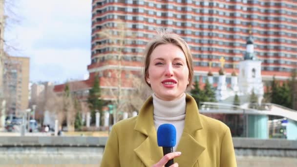 Belle fille journaliste diffuse — Video