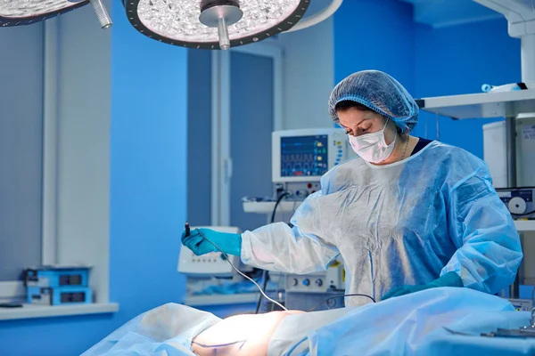 Protocole préopératoire, l'infirmière prépare la chirurgie du patient. Patient en salle d'opération . — Photo