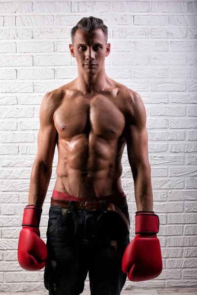 Bric duvarda duran ve yoğun bakışlarla kameraya bakan yakışıklı boksör adam Portresi — Stok fotoğraf