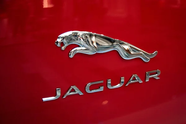 MOSCA, RUSSIA, 24.04.2019: logo Jaguar Jaguar Cars è il marchio di Jaguar Land Rover, multinazionale britannica — Foto Stock