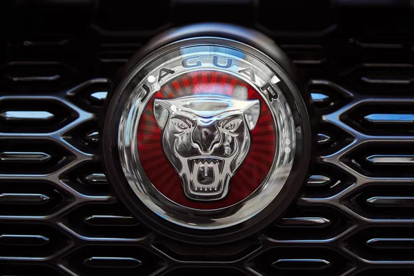 Rusia, Moscú, 24.04.2019. emblema del coche Jaguar . — Foto de Stock