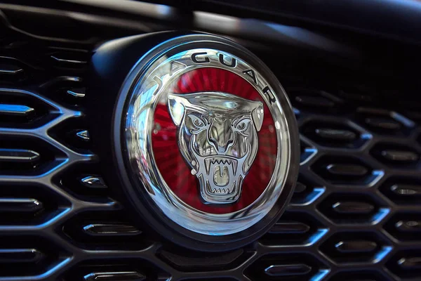 Rusia, Moscú, 24.04.2019. emblema del coche Jaguar . — Foto de Stock