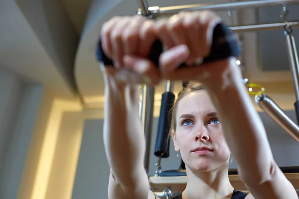 Gymnastikerin Pilates Stretching Sport in Reformer Bett Instructor Mädchen. Selektiver Fokus auf die Hände — Stockfoto