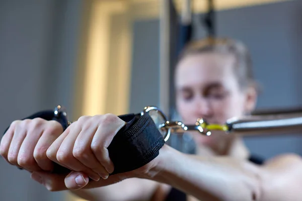 Gymnastikerin Pilates Stretching Sport in Reformer Bett Instructor Mädchen. Selektiver Fokus auf die Hände — Stockfoto