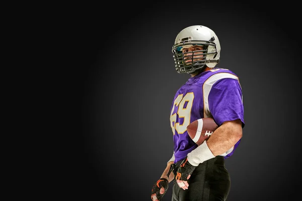 American football player in action with ball — Stock Photo, Image