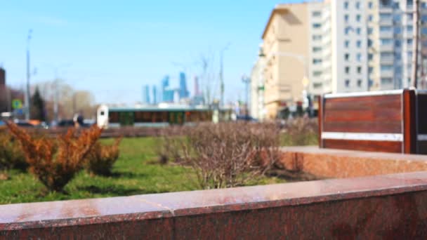 Transferencia de sobornos en la calle. Un hombre le da dinero en un sobre a otro hombre mientras está sentado en el banco en el parque — Vídeos de Stock