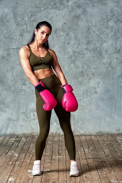 Luvas de boxe menina bonita perto da parede . — Fotografia de Stock