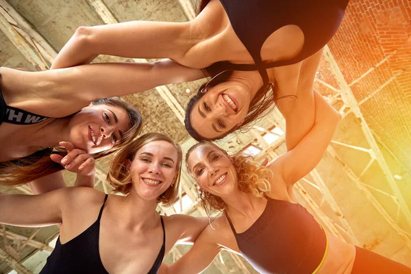 Um grupo de meninas bonitas dar cinco na sala de fitness. Conceito de sucesso, meta de realização . — Fotografia de Stock