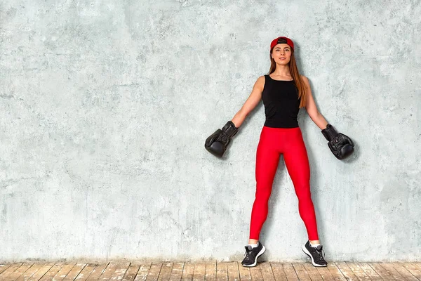 Luvas de boxe menina bonita perto da parede. Espaço de cópia close-up . — Fotografia de Stock