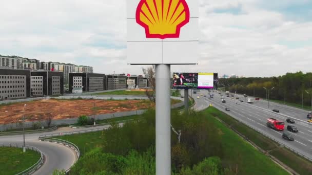 Moscou, Rússia - 06 de maio de 2019: Aerial shooting Shell Oil Logo em um sinal ao lado de um posto de gasolina. Um tiro de um quadricóptero em torno do logotipo da Shell Oil na cidade perto da rodovia . — Vídeo de Stock