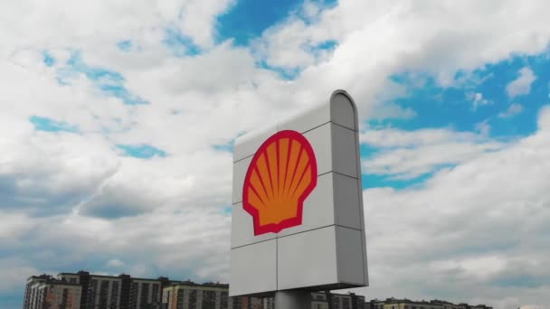 Moscou, Rússia - 06 de maio de 2019: Aerial shooting Shell Oil Logo em um sinal ao lado de um posto de gasolina. Um tiro de um quadricóptero em torno do logotipo da Shell Oil na cidade perto da rodovia . — Vídeo de Stock