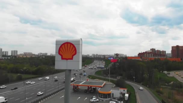 Moscou, Rússia - 06 de maio de 2019: Aerial shooting Shell Oil Logo em um sinal ao lado de um posto de gasolina. Um tiro de um quadricóptero em torno do logotipo da Shell Oil na cidade perto da rodovia . — Vídeo de Stock