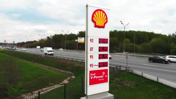 Moskwa, Rosja-06 maja 2019: lotnicze fotografowania Shell Oil logo na znak obok stacji benzynowej. Strzał z dron wokół logo Shell Oil w mieście w pobliżu autostrady. — Wideo stockowe