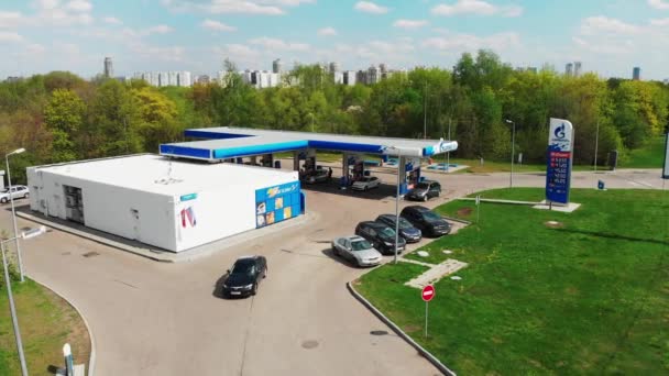 Москва - 06 мая 2019 года АЗС в Москве, АЗС "Газпром", съемки сверху, 4к, лето . — стоковое видео