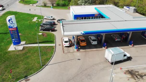 Moskou-mei 06, 2019 benzinestation in Moskou, benzinestation Gazprom, filmen van bovenaf, 4k, zomer. — Stockvideo