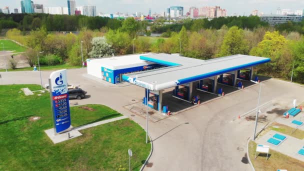 Mosca - 06 maggio 2019 distributore di benzina a Mosca, distributore di benzina Gazprom, riprese dall'alto, 4k, estate . — Video Stock