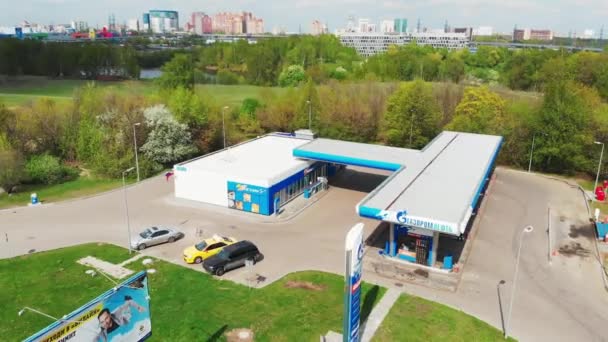 Москва-06 травня, 2019 Автозаправна станція в Москві, АЗС "Газпром", зйомка зверху, 4K, літо. — стокове відео