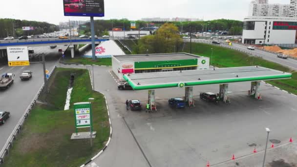 Moskou-mei 06, 2019 benzinestation in Moskou, BP gas station, schieten van bovenaf, 4k, zomer. — Stockvideo