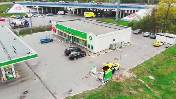 Moskou-mei 06, 2019 benzinestation in Moskou, BP gas station, schieten van bovenaf, 4k, zomer. — Stockvideo