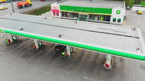 Moszkva-május 06, 2019 benzinkút Moszkvában, BP benzinkút, lövészet felülről, 4k, nyár. — Stock videók