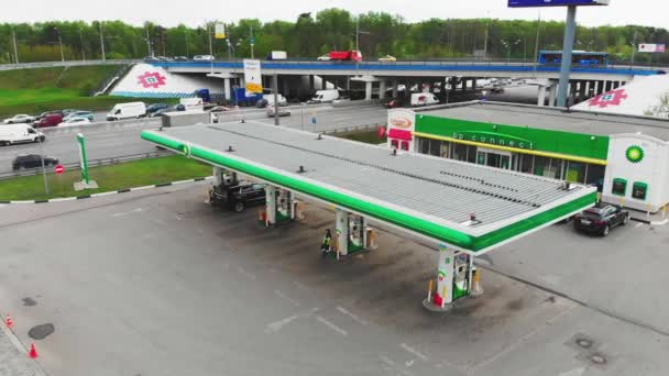 Moskva-maj 06, 2019 bensinstation i Moskva, BP bensinstation, skytte från ovan, 4K, sommar. — Stockvideo