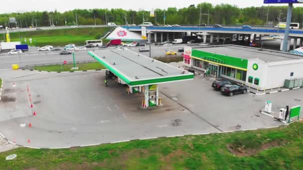 Moskou-mei 06, 2019 benzinestation in Moskou, BP gas station, schieten van bovenaf, 4k, zomer. — Stockvideo