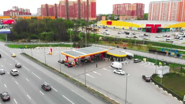 Moscú - 06 de mayo 2019 gasolinera en Moscú, Shell gasolinera, disparos desde arriba, 4k, verano . — Vídeo de stock