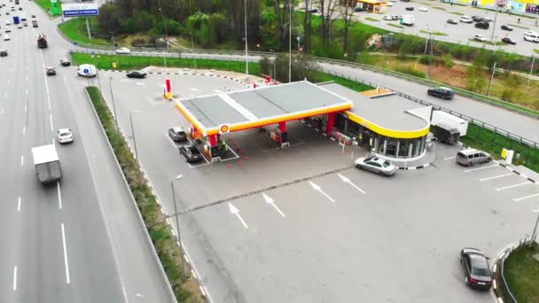 Moskou-mei 06, 2019 benzinestation in Moskou, Shell tankstation, schieten van bovenaf, 4k, zomer. — Stockvideo