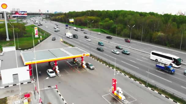 Moscú - 06 de mayo 2019 gasolinera en Moscú, Shell gasolinera, disparos desde arriba, 4k, verano . — Vídeos de Stock