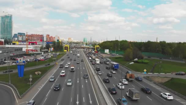俄罗斯莫斯科 - 2019年5月6日：城市高速公路与城市交汇处和基础设施的空中拍摄。从四轴飞行器拍摄。概念城市环境、交通、日常生活. — 图库视频影像