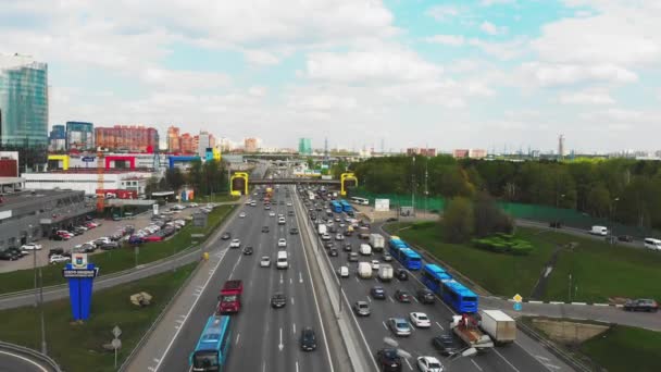 俄罗斯莫斯科 - 2019年5月6日：城市高速公路与城市交汇处和基础设施的空中拍摄。从四轴飞行器拍摄。概念城市环境、交通、日常生活. — 图库视频影像