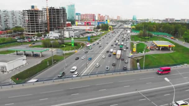 Moskwa, Rosja-06 maja 2019: lotnicze strzał miejskiej drogi ekspresowej z wymianę i infrastruktury miasta. Strzelanie z quadcopter. Koncepcja środowiska miejskiego, ruchu, codziennego życia. — Wideo stockowe